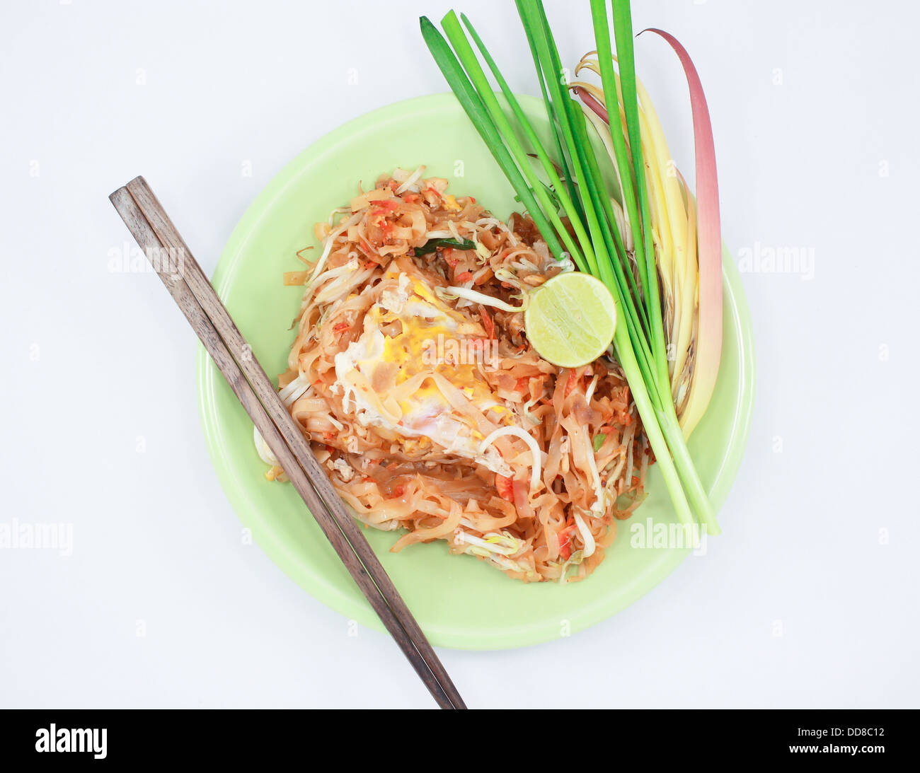 thin rice noodles fried with tofu, vegetable, egg and peanuts (Pad Thai