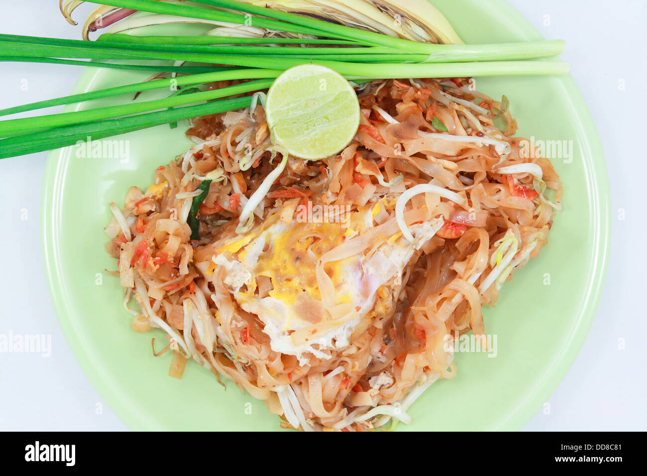 thin rice noodles fried with tofu, vegetable, egg and peanuts (Pad Thai