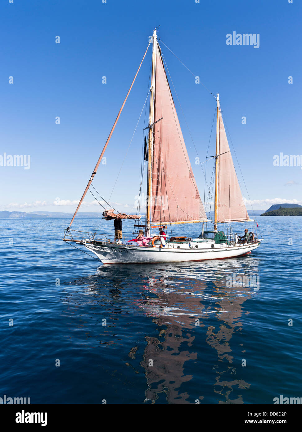 dh  LAKE TAUPO NEW ZEALAND Fearless sailing boat trip tourists Stock Photo