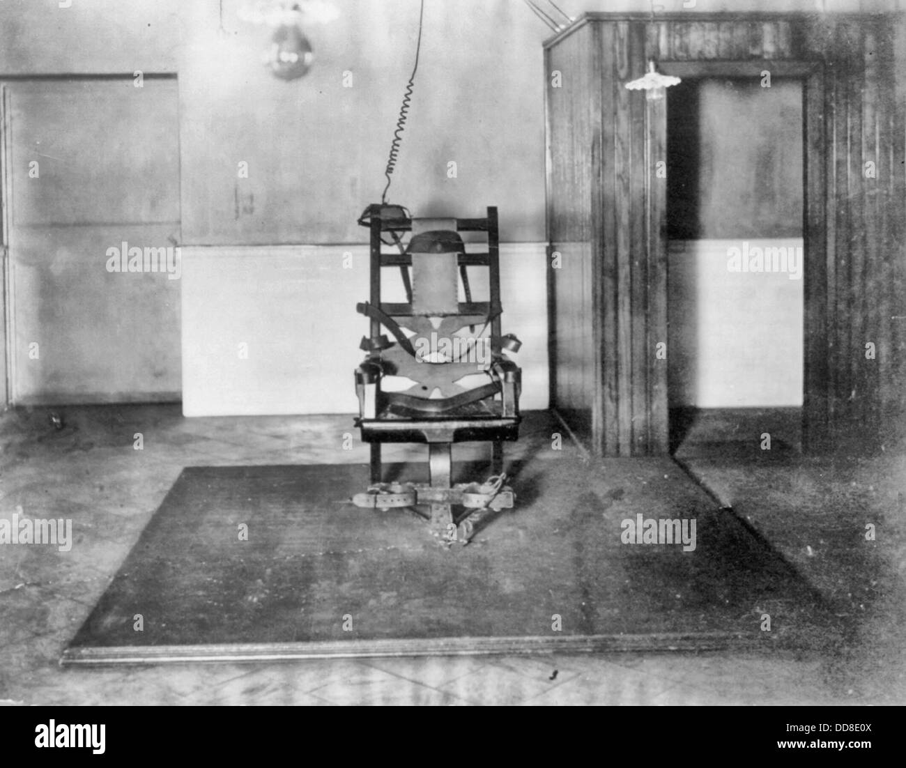 The electric chair in Auburn State Prison, New York State, 1908 Stock Photo