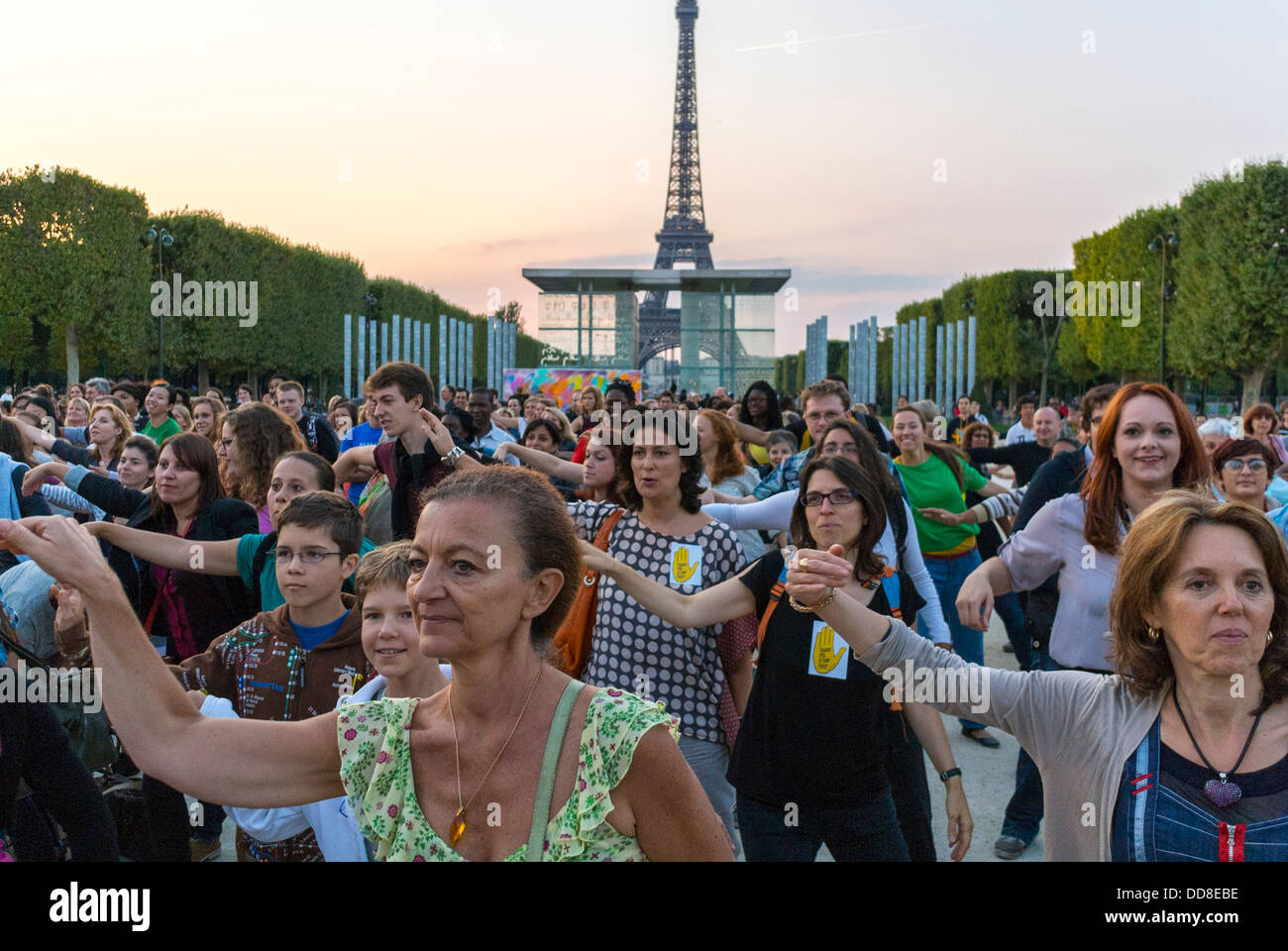 Paris, France, Large Crowd Scene, Women, Front, Group People Dancing Outdoors Near Eiffel Tower, Flash Mob, to Celebrate Martin Luther King Anniversary, 'SOS Racisme », Champs de Mars Park Stock Photo