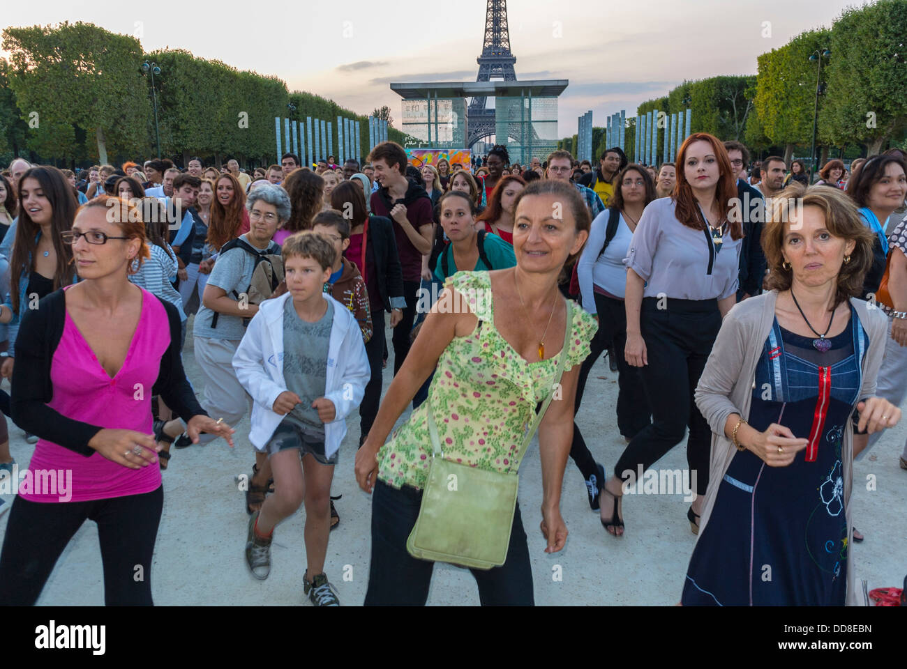 Paris, France, Large Crowd Scene, Group People front, dancing family france Outdoors Near Eiffel Tower, Flash Mob, to Celebrate Martin Luther King Anniversary, 'SOS Racisme', (Institute International du Theatre) Stock Photo