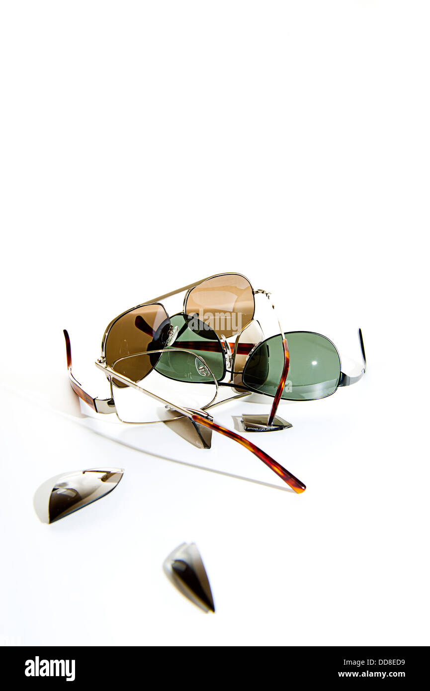 Broken sunglasses. Copyspace Stock Photo - Alamy