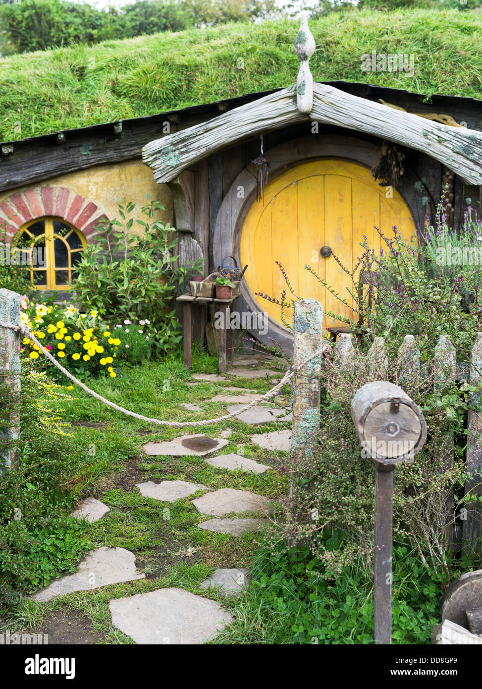 dh  HOBBITON NEW ZEALAND Hobbits cottage door garden film set movie site Lord of the Rings films Stock Photo