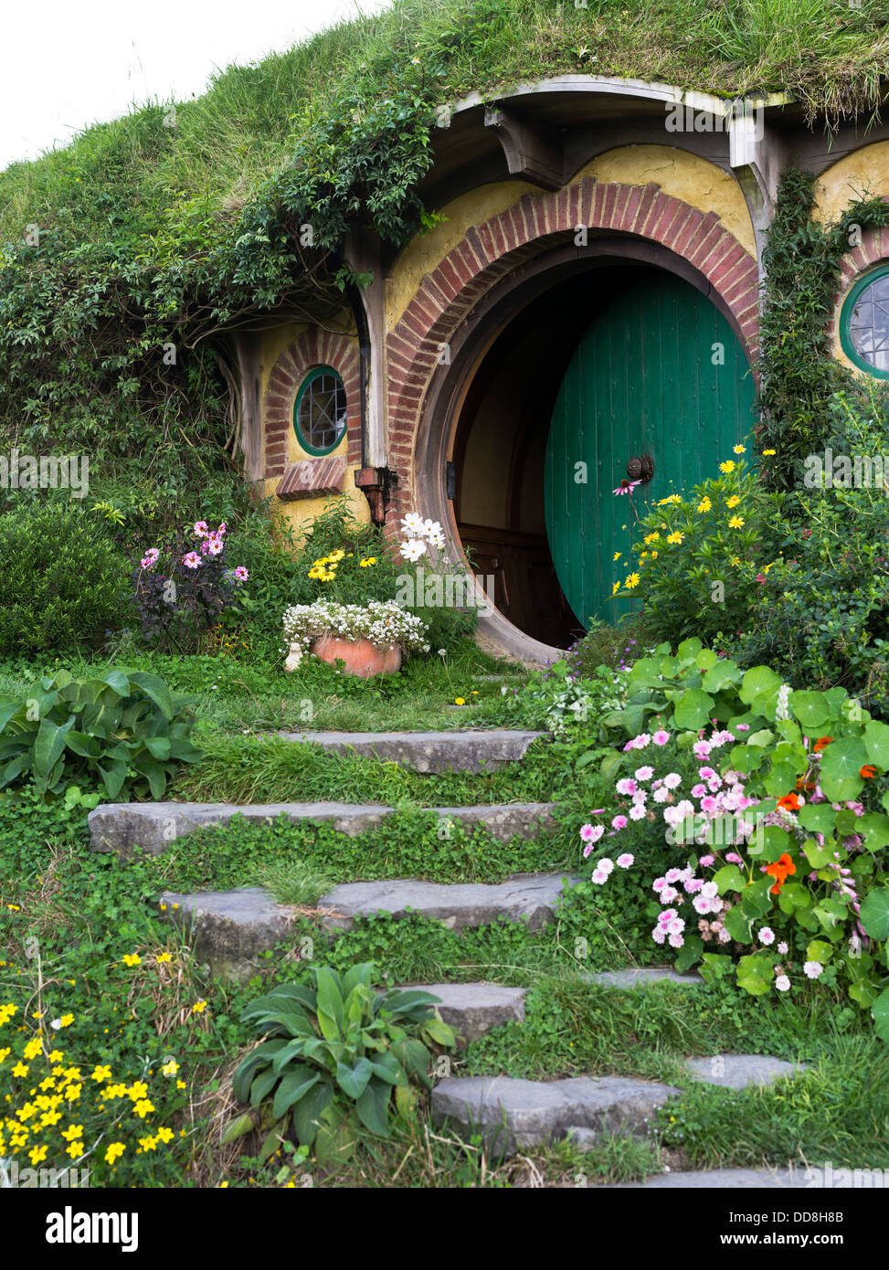 dh Hobbits cottage door HOBBITON NEW ZEALAND Garden film set movie site Lord of the Rings films location hobbit house Stock Photo