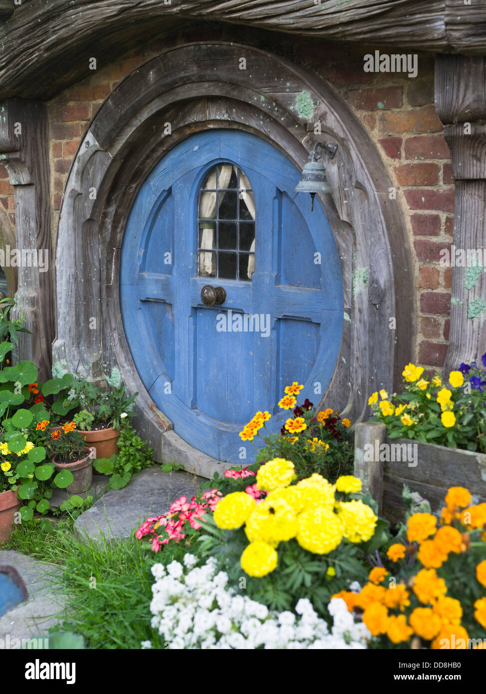 dh  HOBBITON NEW ZEALAND Hobbits cottage door garden film set movie site Lord of the Rings films Stock Photo