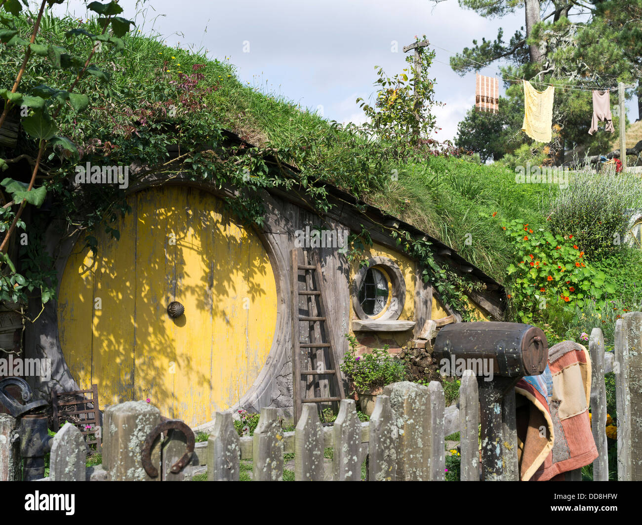 dh Lord of the Rings HOBBITON NEW ZEALAND Hobbits cottage door garden film set movie site films hobbit Stock Photo