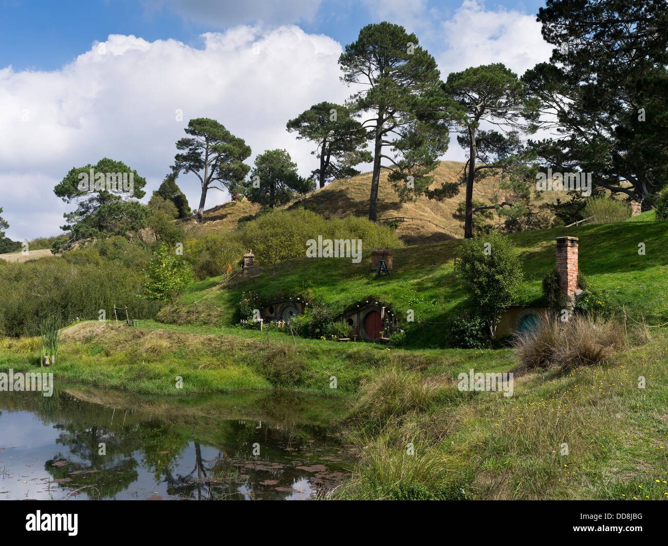 dh Lord of the Rings HOBBITON NEW ZEALAND Hobbits cottage houses set movie site films middle earth house hobbit Stock Photo