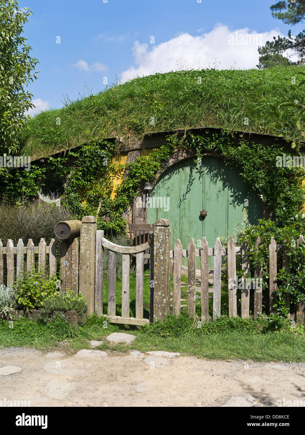 dh Lord of the Rings HOBBITON NEW ZEALAND Hobbits cottage door film set movie site films hobbit house Stock Photo