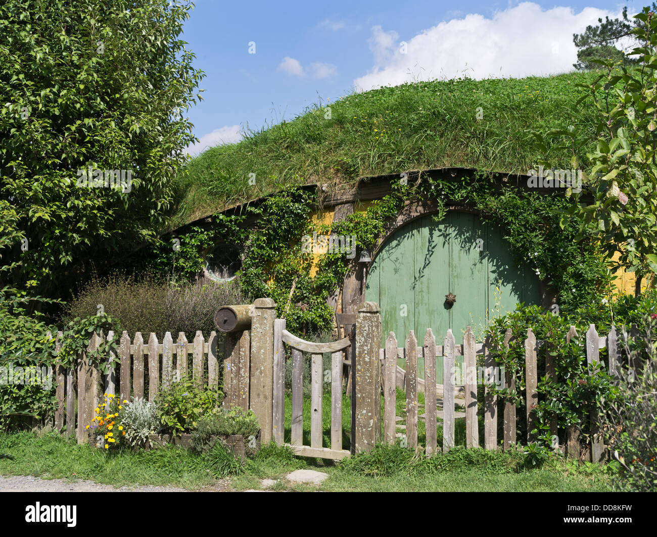 dh  HOBBITON NEW ZEALAND Hobbits cottage door film set movie site Lord of the Rings films Stock Photo