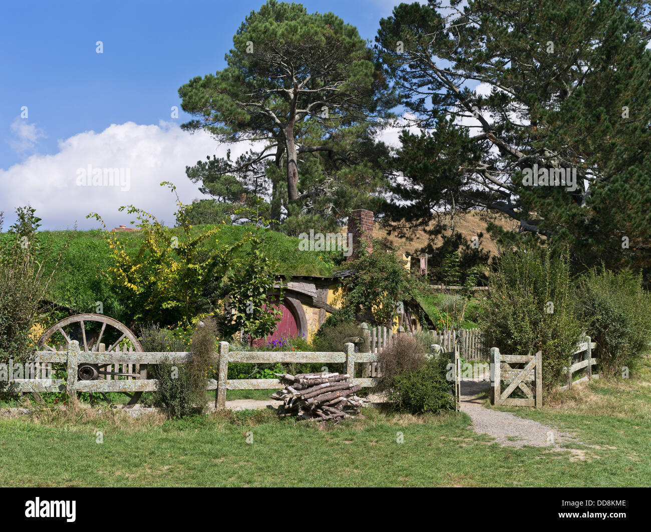 dh  HOBBITON NEW ZEALAND Hobbits cottage garden film set movie site Lord of the Rings films Stock Photo