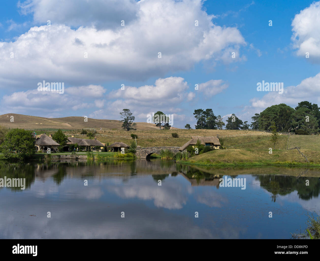 dh Lord of the Rings HOBBITON NEW ZEALAND Hobbits cottages lake mill film set movie site films middle earth Stock Photo