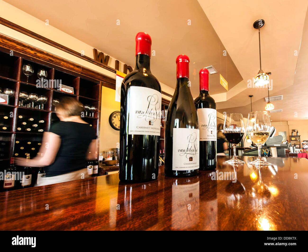 USA, Washington, Spokane. Wine bottles line the bar in the tasting room