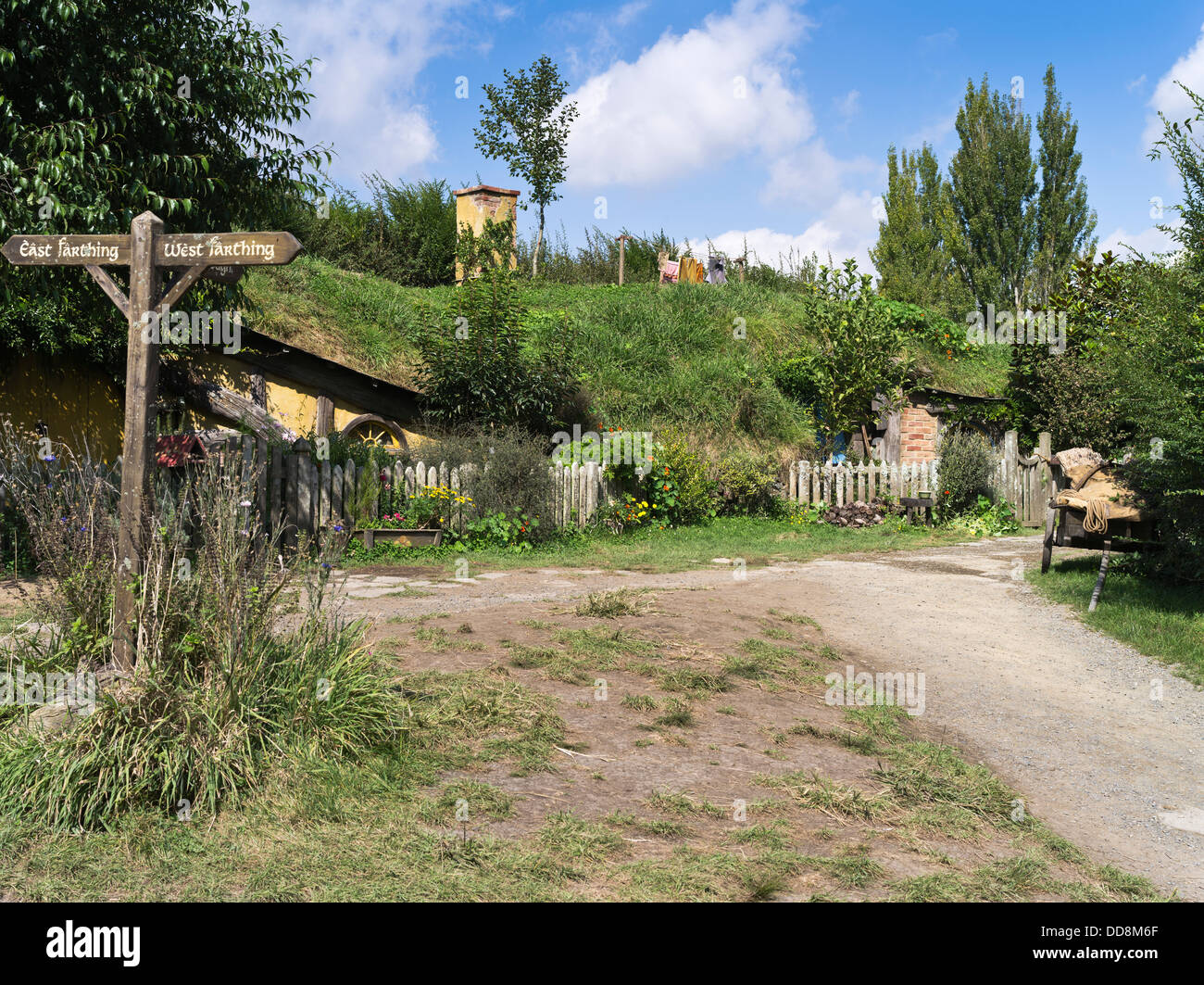 dh Lord of the Rings HOBBITON NEW ZEALAND Hobbits signpost cottage film set movie site hobbit middle earth Stock Photo