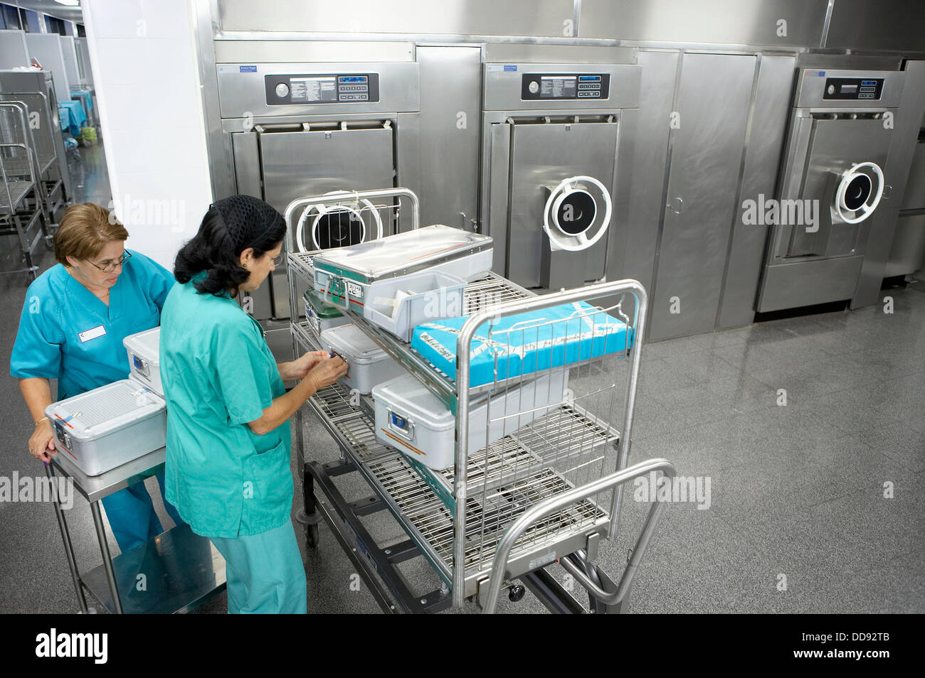 Prevacuum autoclave sterilization method, sterilization plant