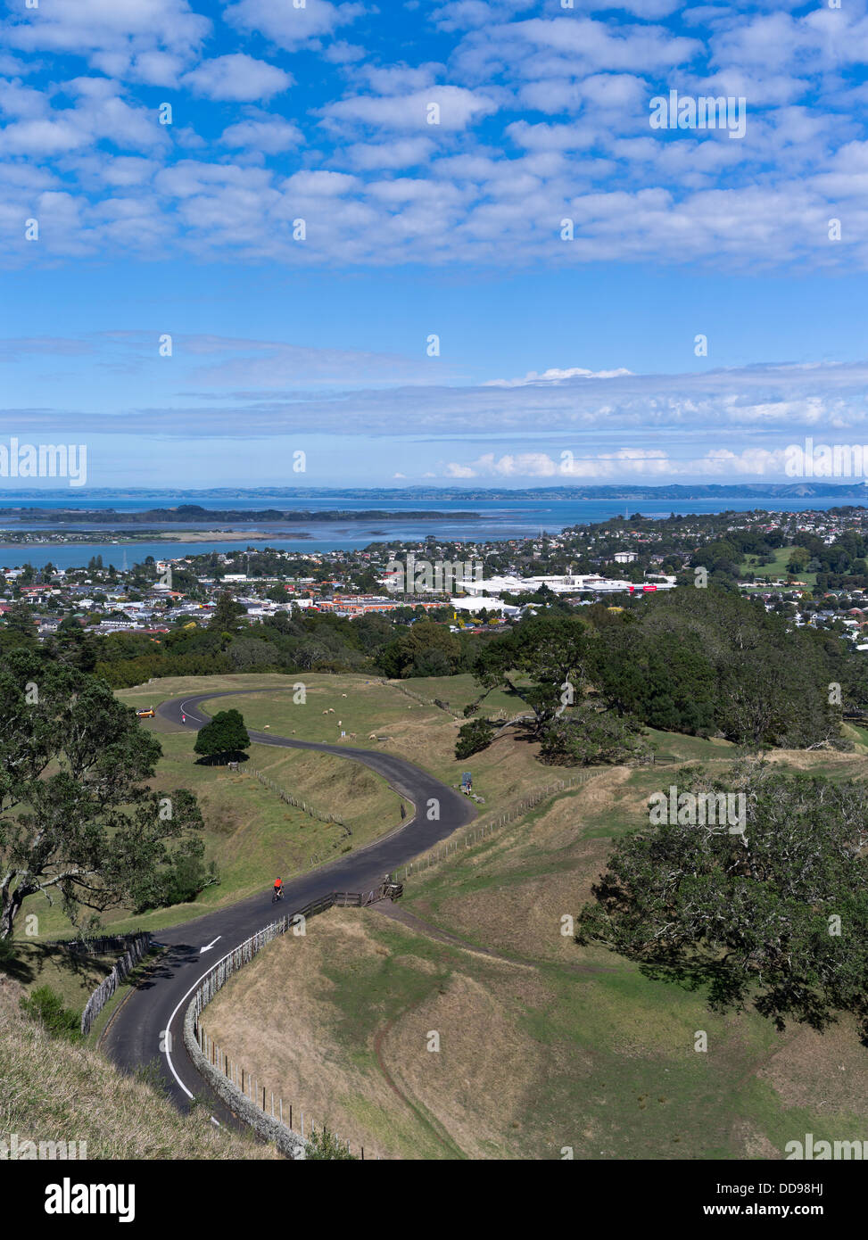 dh One Tree Hill AUCKLAND PARKS NEW ZEALAND NZ Cyclist cycling road view city suburbs park Stock Photo