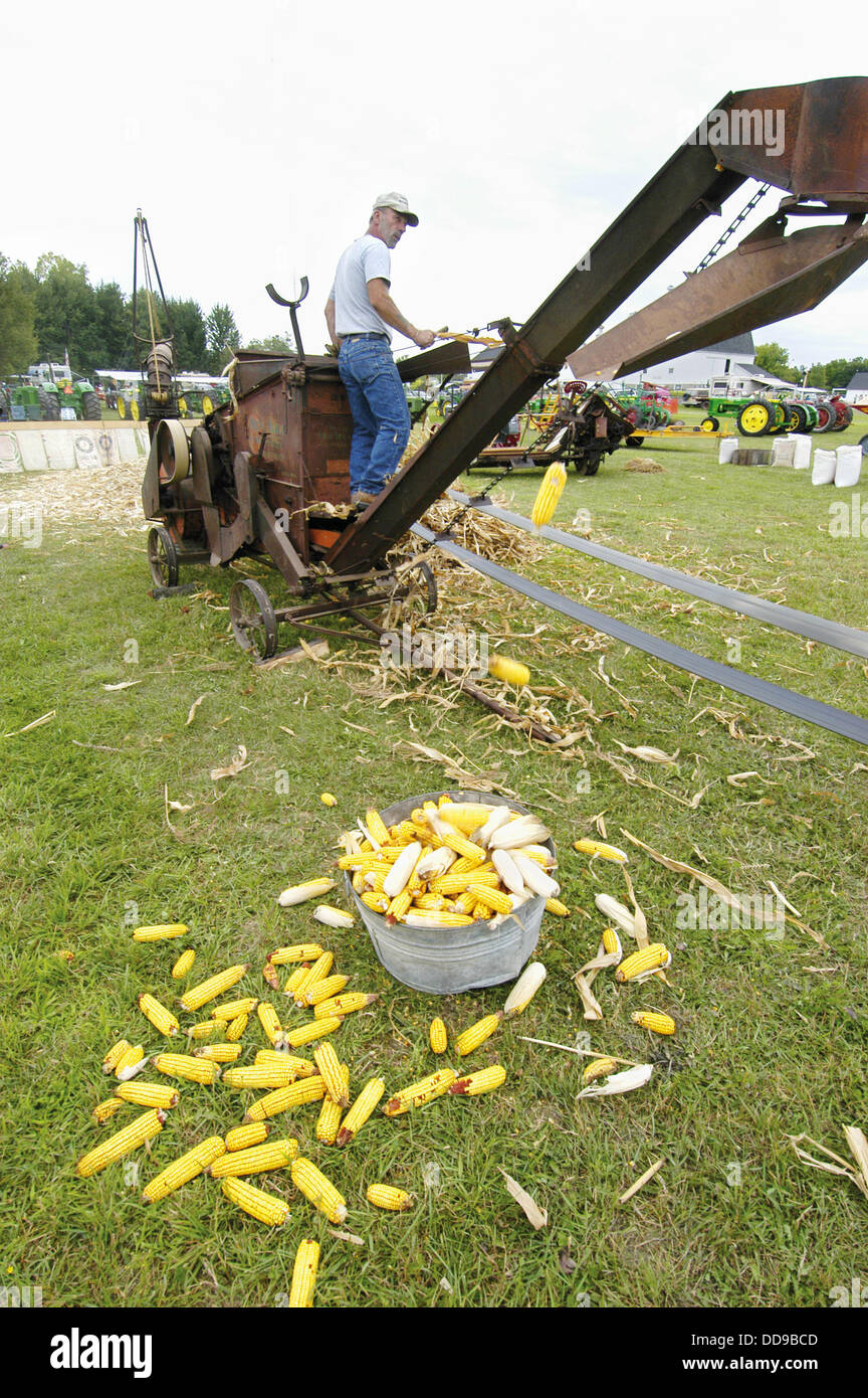 Farmer demonstrating corn shucking (c. 1917 Stock Photo Alamy