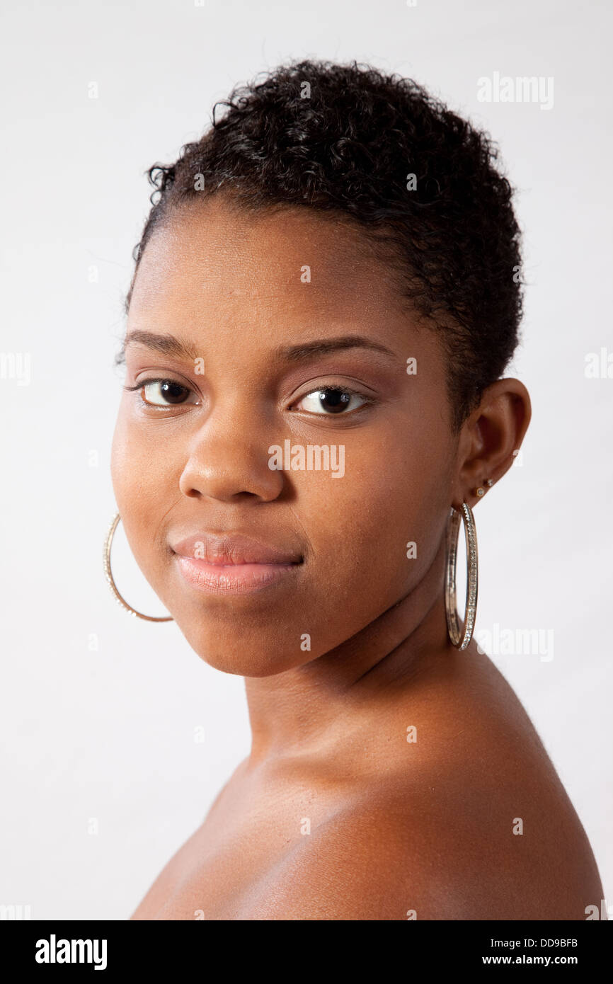 Pretty black woman looking at the camera with a smile Stock Photo - Alamy