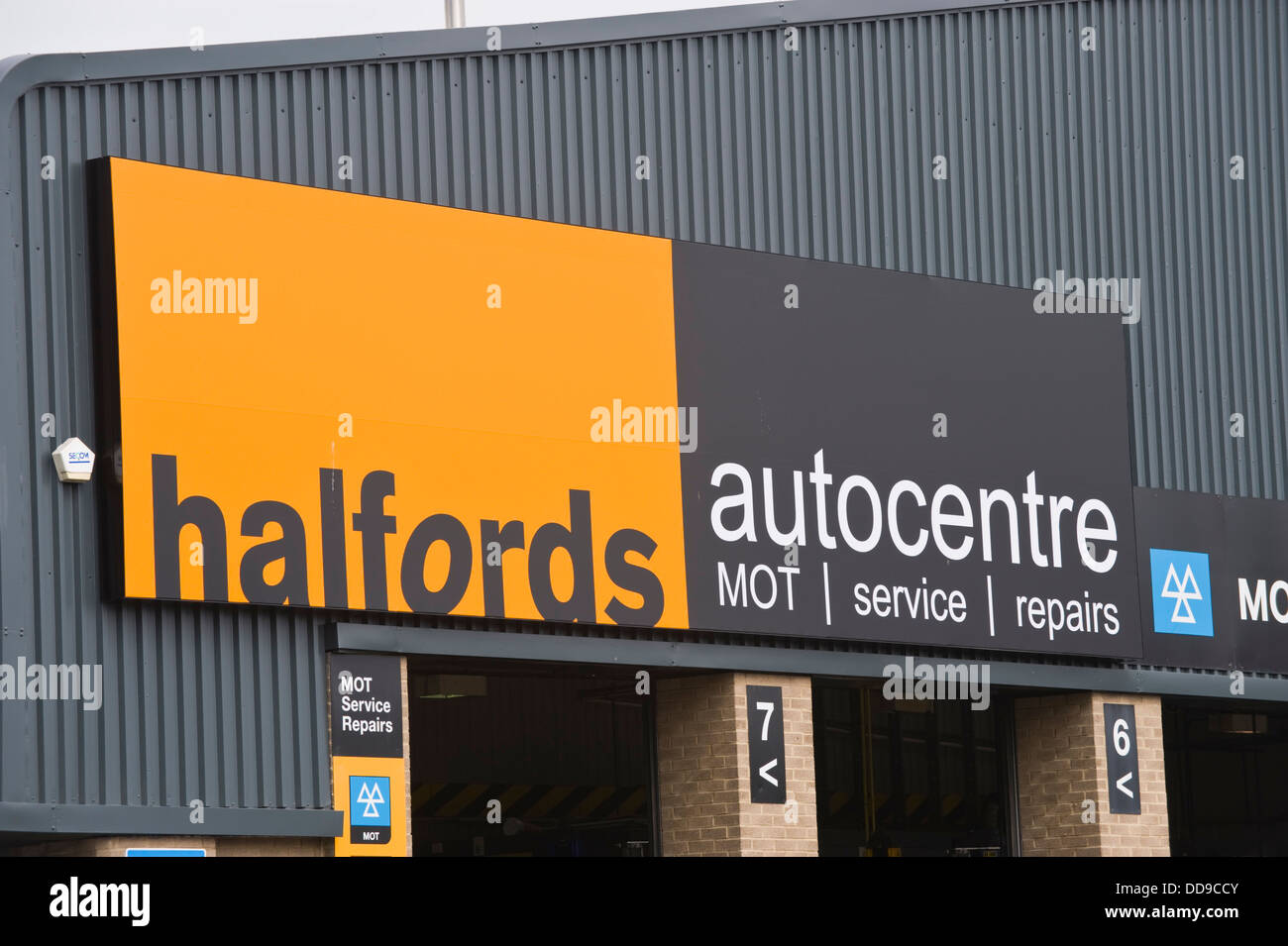 Halfords Store Uk Shop High Resolution Stock Photography and Images Alamy
