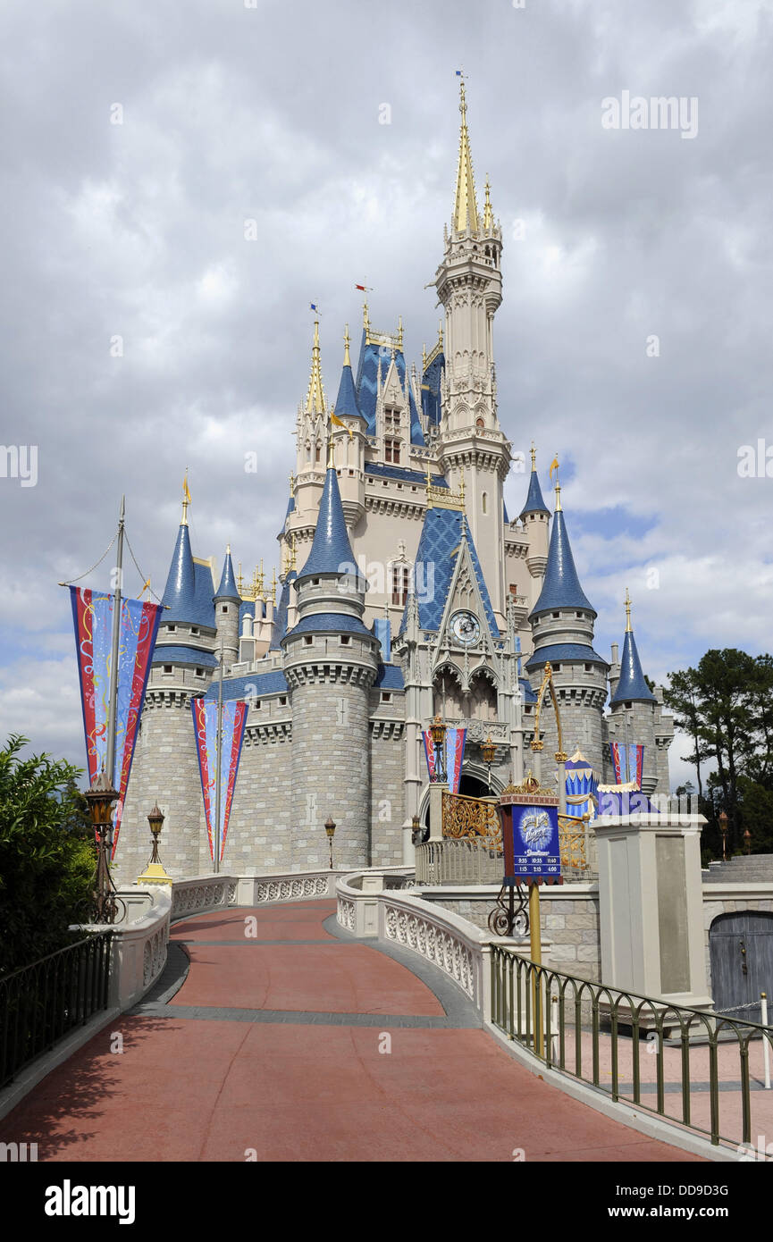 Cinderella Castle At Walt Disney Magic Kingdom Theme Park Orlando Florida Central Stock Photo Alamy