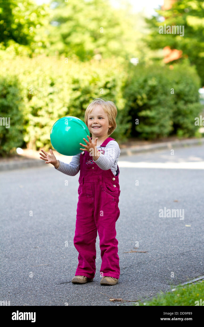 Children catching ball hi-res stock photography and images - Alamy