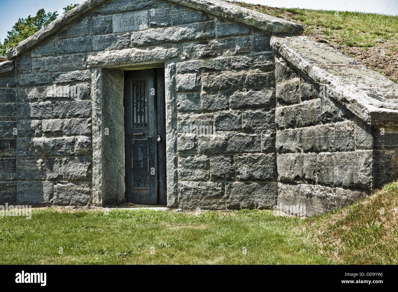 Small stone building in a graveyard Stock Photo Alamy