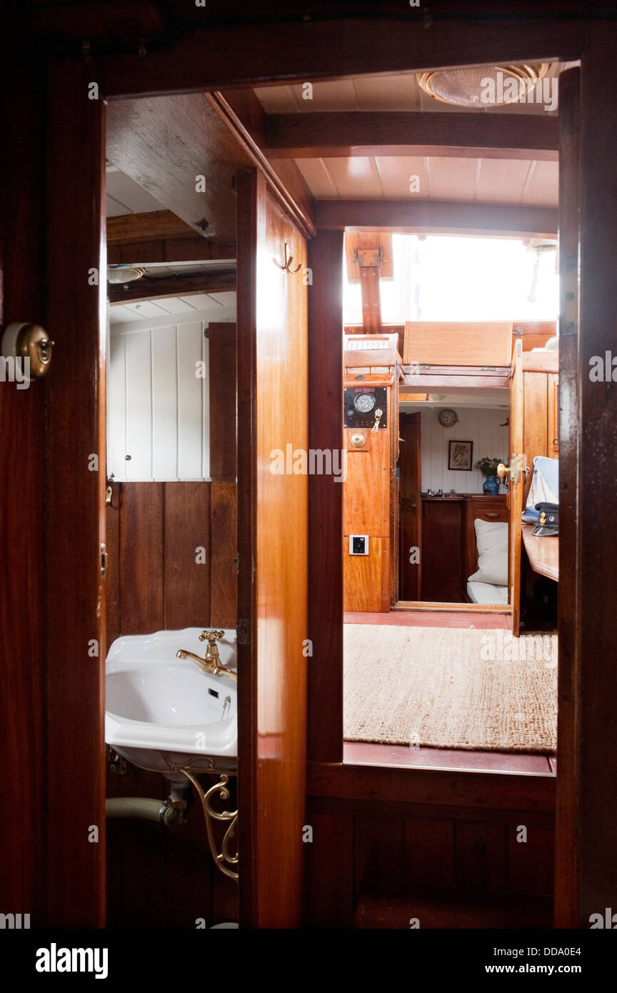 Cabin hires stock photography and images Alamy
