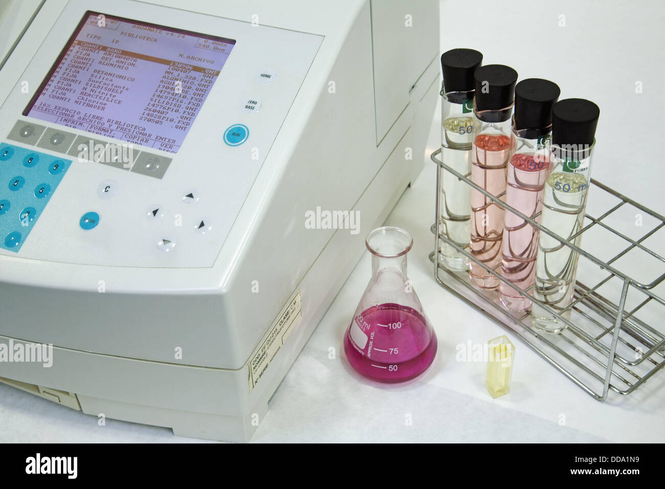 Spectrophotometer hires stock photography and images Alamy