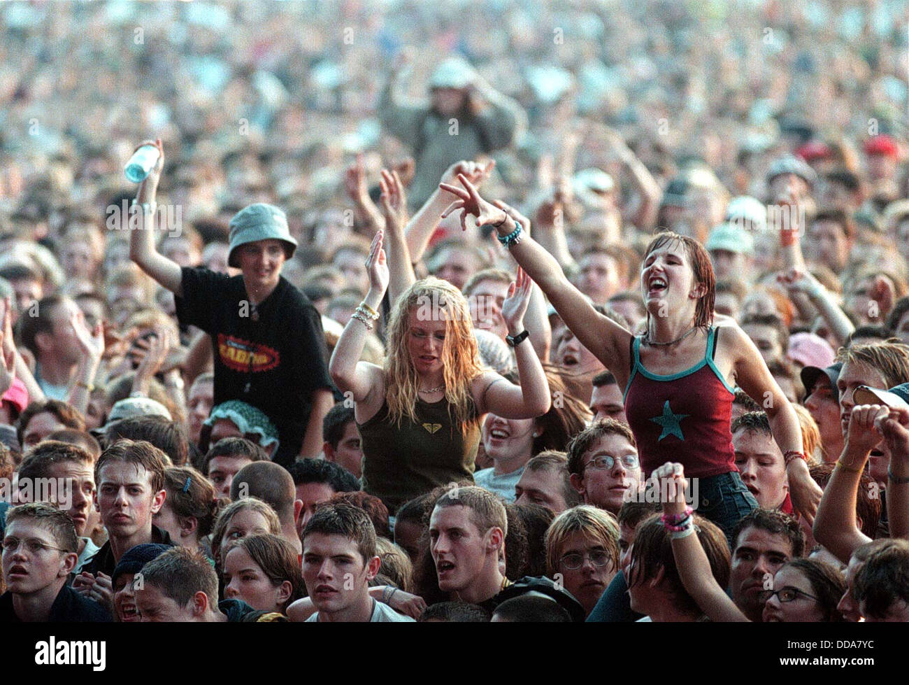 READING FESTIVAL...PIC SHOWS THE CROWD AT THIS YEARS READING FESTIVAL WHERE AN ESTIMATED 100,000 MUSIC FANS ATTENDED. Stock Photo