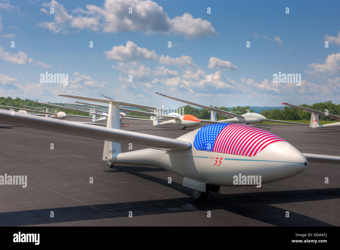 Sailplanes Wait On The Takeoff Grid For Their First Launch Of The Day Stock Photo Alamy