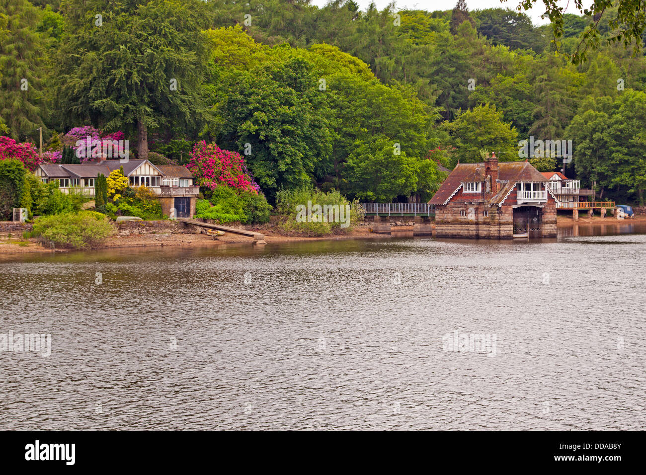 Houses with boathouses on Rudyard Lake in the Peak District Stock Photo
