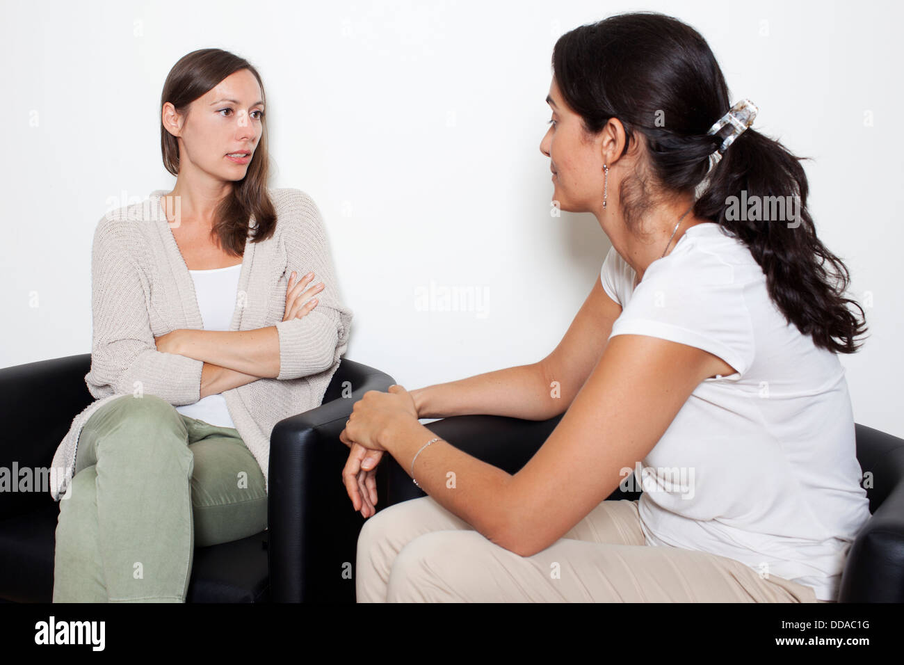 Frinds Discution Discussion among friends Stock Photo - Alamy