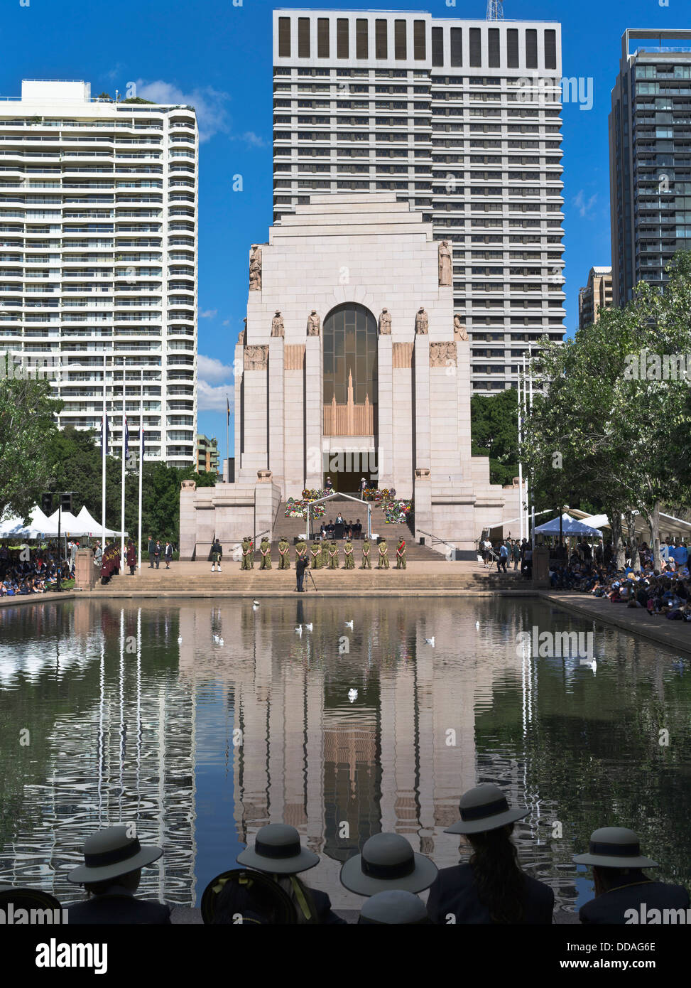 dh ANZAC Memorial Pool SYDNEY HYDE PARK AUSTRALIA NSW RSL and Schools Remember of Reflections school children group Stock Photo