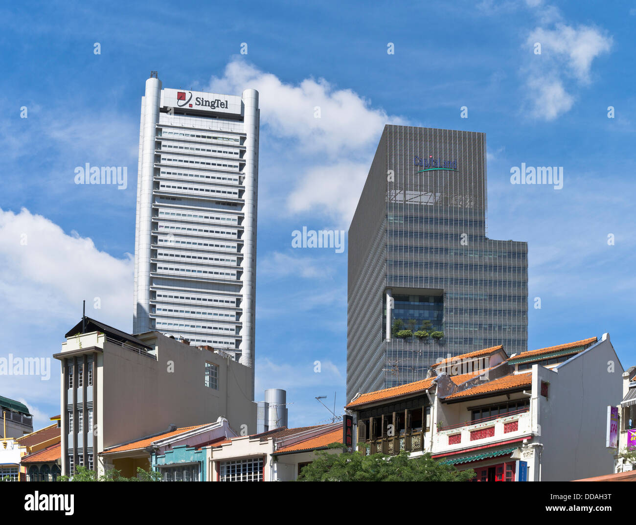 dh  BOAT QUAY SINGAPORE New and old buildings Stock Photo