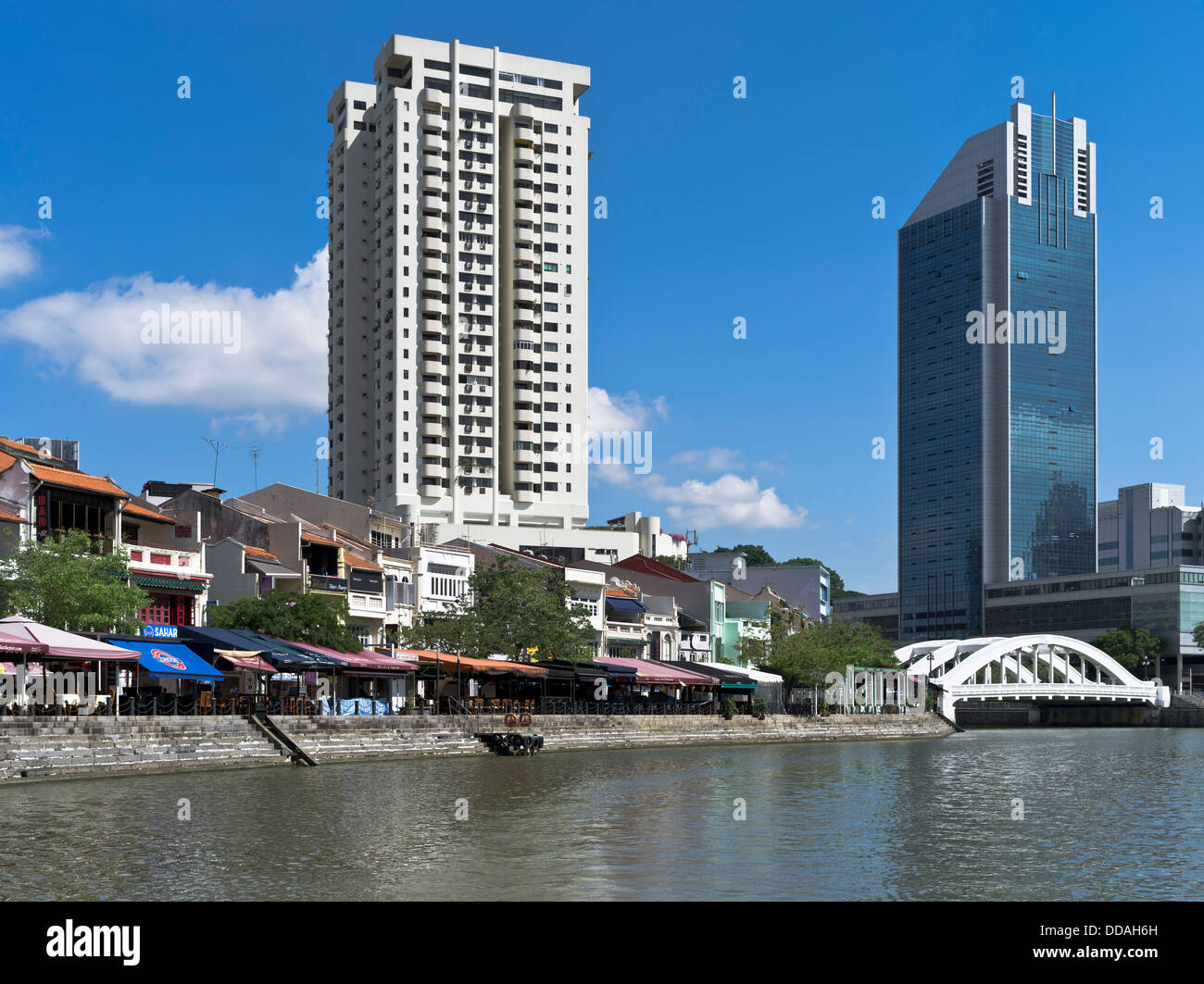 dh  BOAT QUAY SINGAPORE Old new buildings waterfront restaurants Singapore River Stock Photo