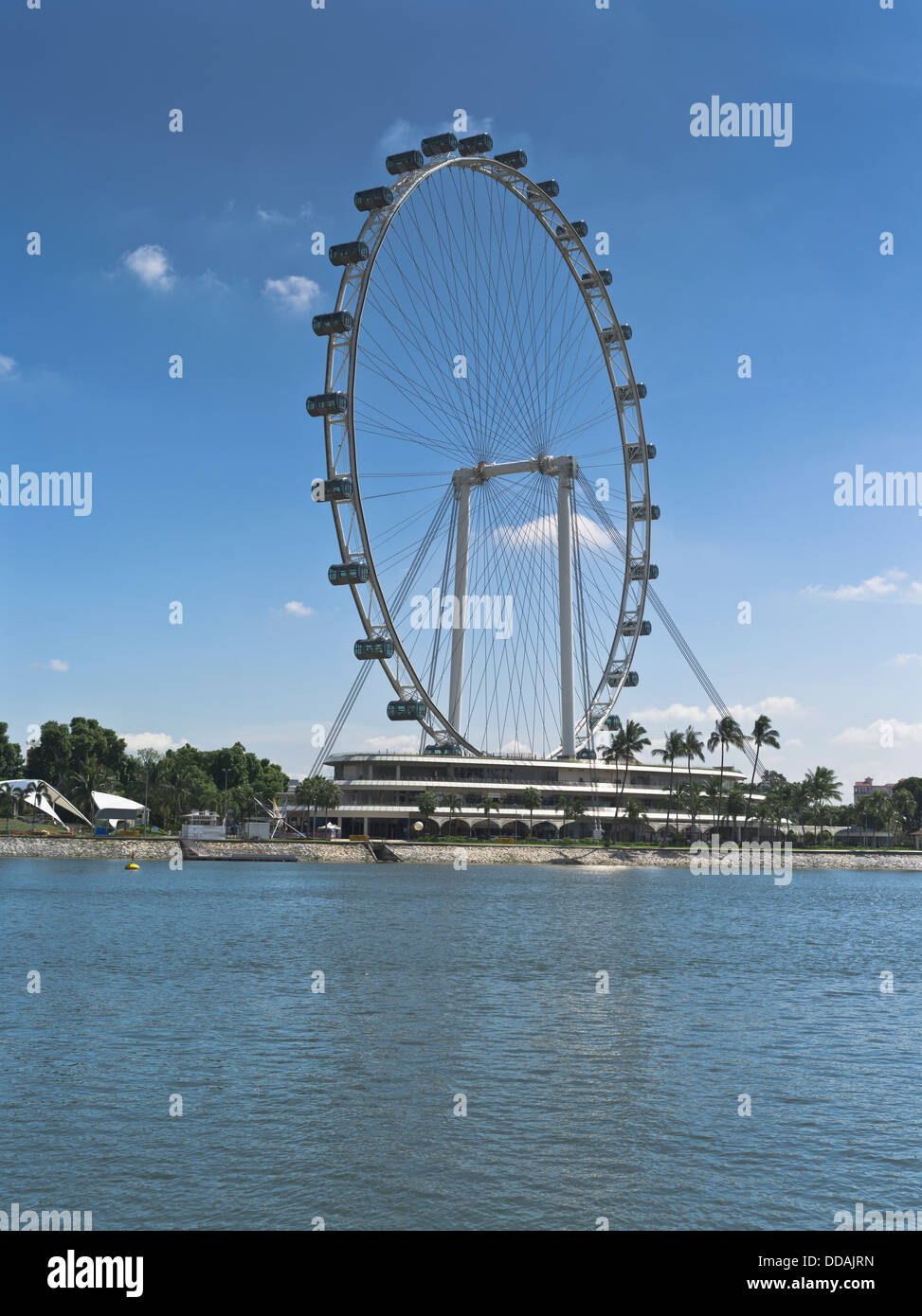 dh  SINGAPORE FLYER SINGAPORE Big ferris wheel river Stock Photo