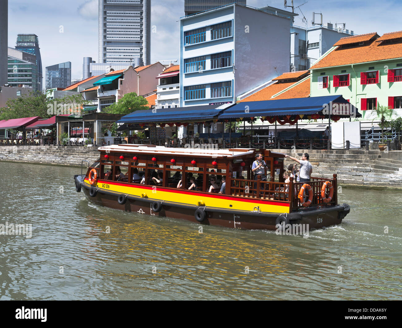 dh Singapore River BOAT QUAY SINGAPORE Tourist Bumboat cruise tours Singapore water taxi boats waterfront tourism Stock Photo