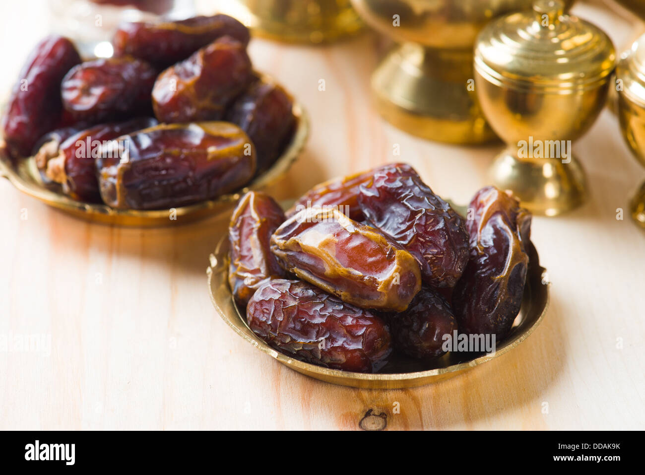 хурма финики ramazan. финики халас. финики и вода. финики фон. рамадан аджва финики.