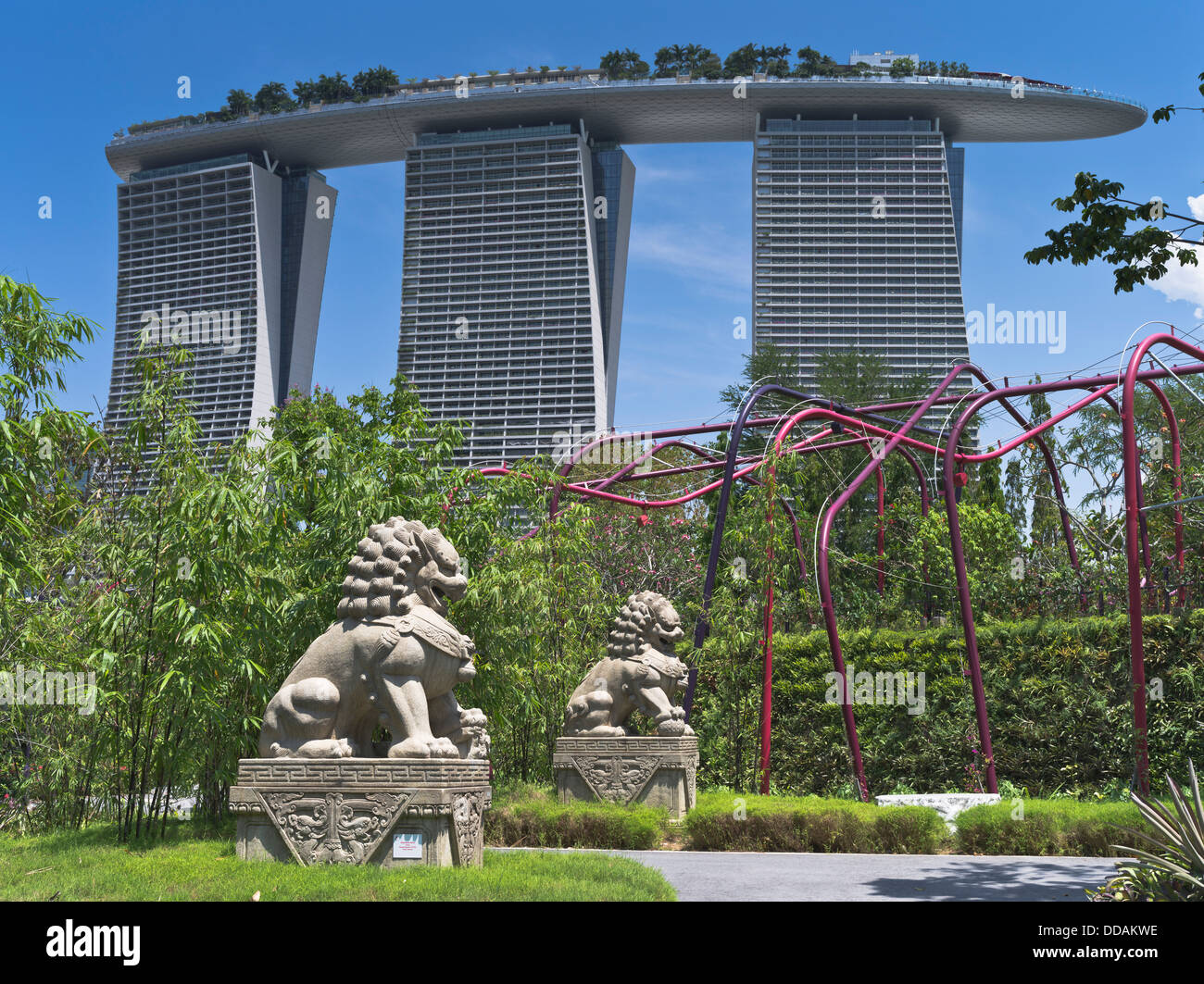 dh  GARDENS BY THE BAY SINGAPORE Gardens walkway fu dog lion statues statue skyscraper garden skyscrapers park Stock Photo