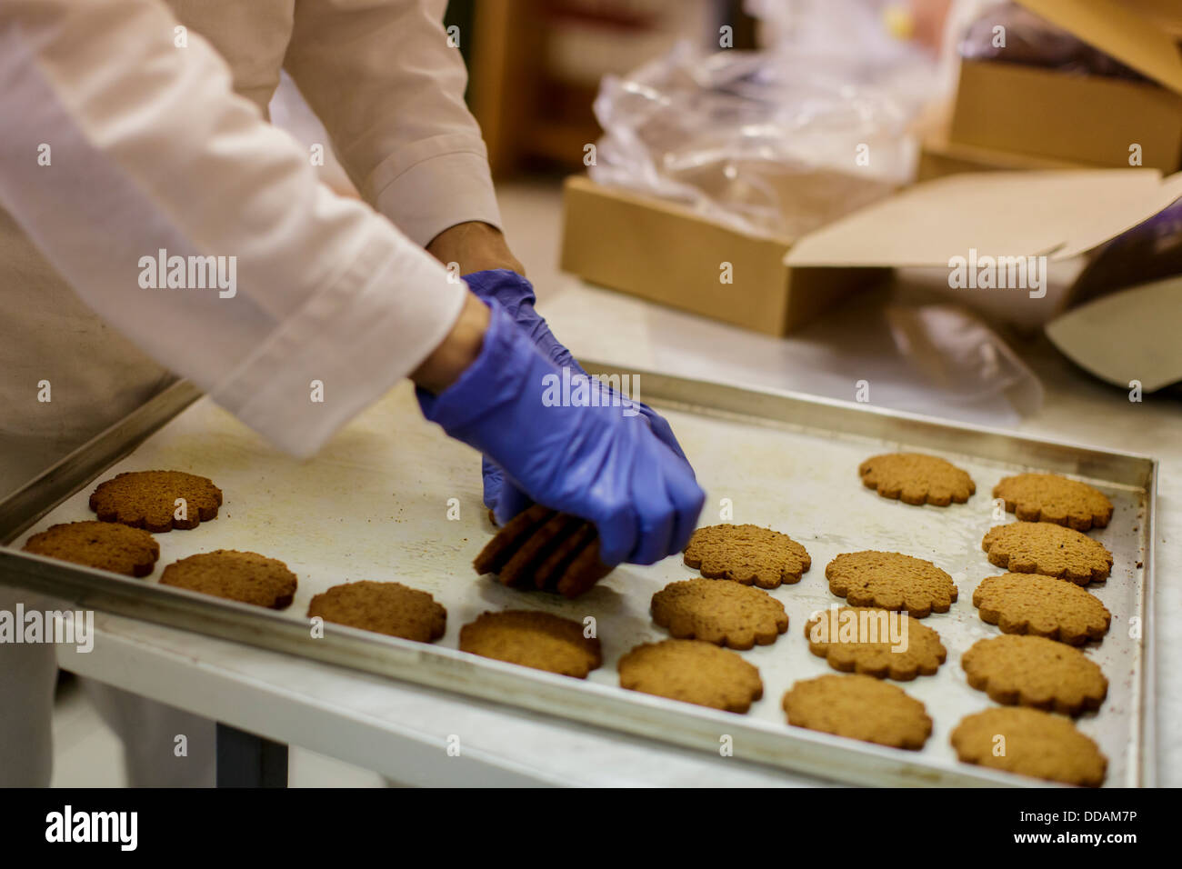 Производители печенья решили изучить действительно. Печенье фасовка. Фабрика печенья. Фасовщик печенья. Коробки для фасовки печенья.