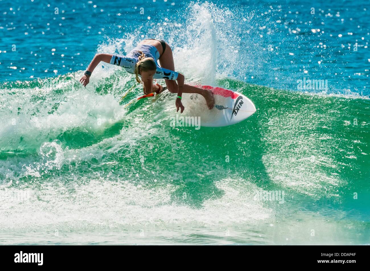 Ekstraordinær mave Løb Sally Fitzgibbons, Australian female pro surfer competing in the finals of  the Australian Open of Surfing, Manly Beach, Sydney Stock Photo - Alamy