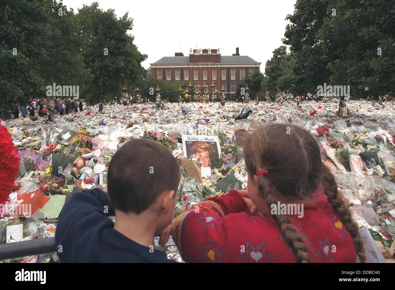 Mourners show their respects to Diana Princess of Wales in Kensington Palace Gardens 1997 Stock Photo