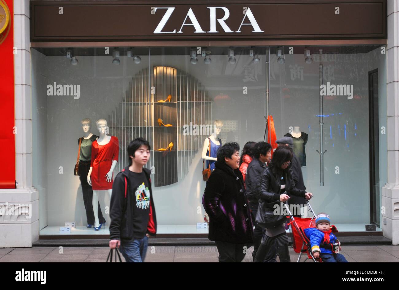 Shanghai (China) Zara shop along East Nanjing Road Stock Photo Alamy