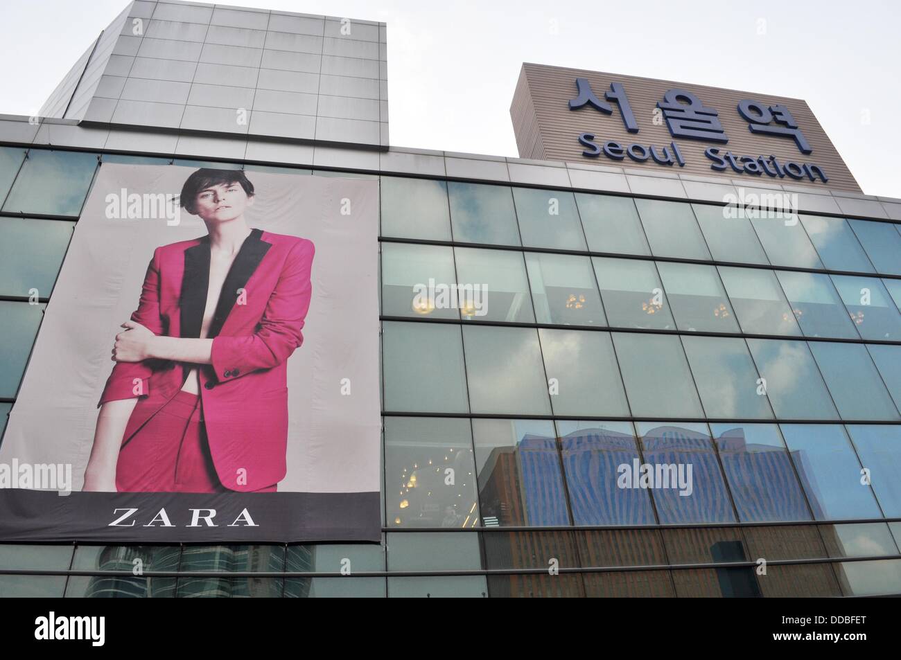 Seoul (South Korea) a Zara outdoor at Seoul Station Stock Photo Alamy
