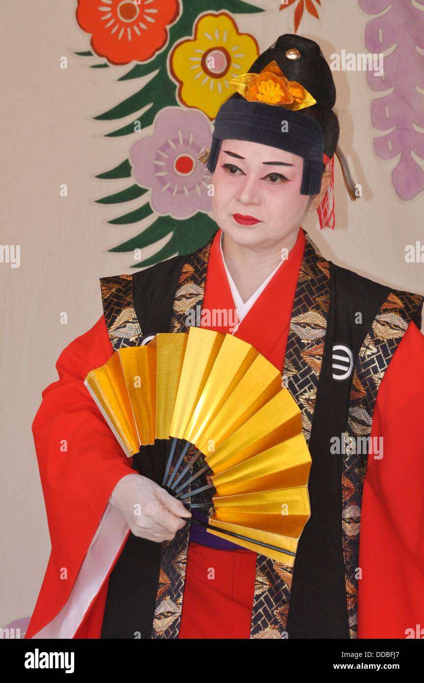 Naha (Japan) traditional fan dance at the Shuri Castle Stock Photo Alamy