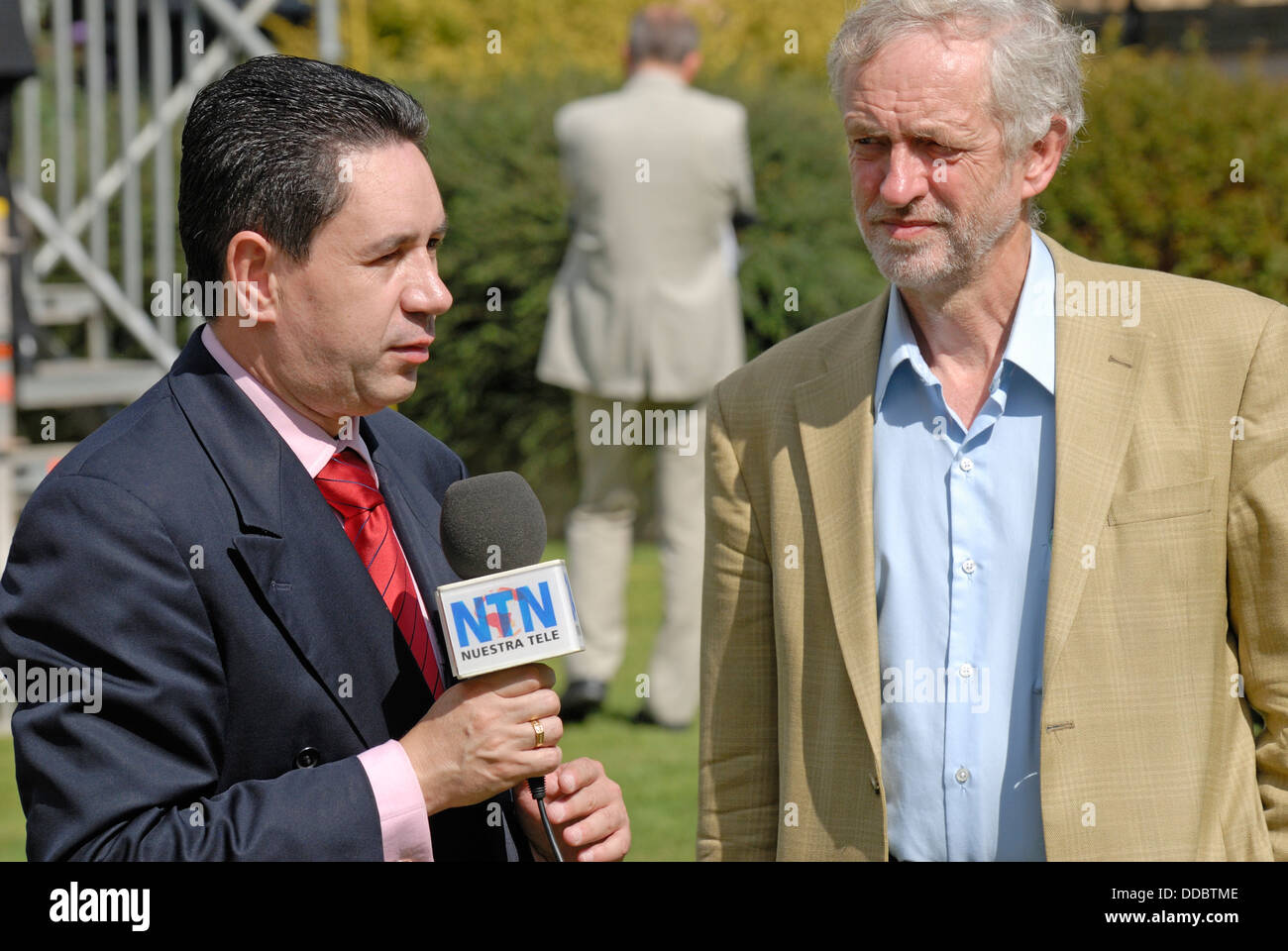 Jeremy Corbyn MP (Labour) being interviewed by Leo Pareja for Spanish television (NTN - Nuestra Tele Noticias) on College Green Stock Photo