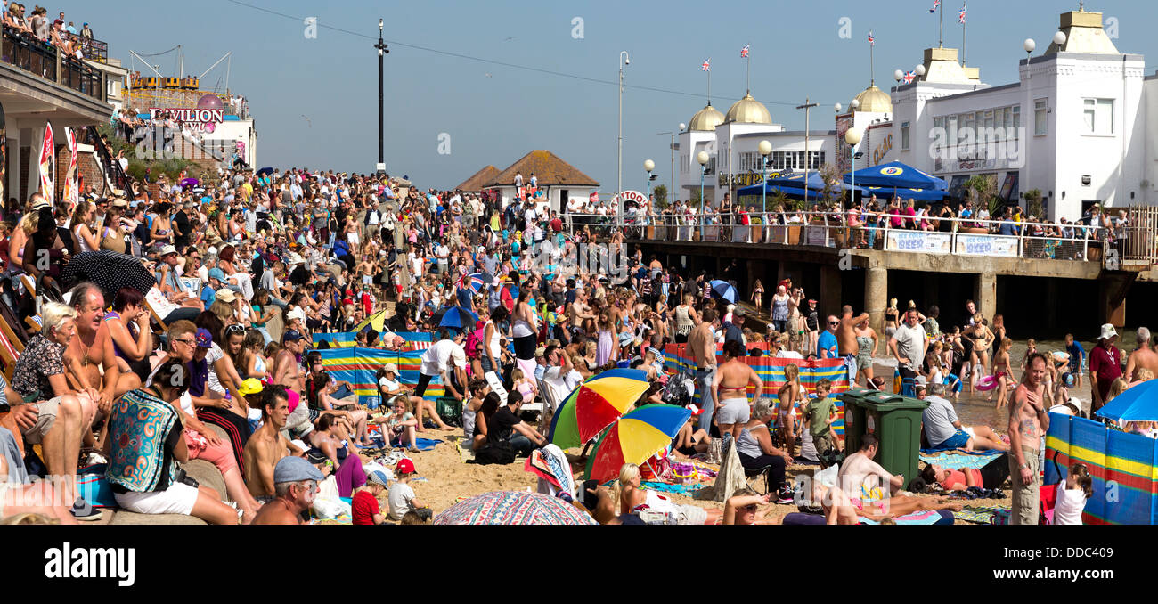 CLACTON ON SEA SEAFRONT WITH CROWDS WHO WERE WATCHING THE ANNUAL FREE