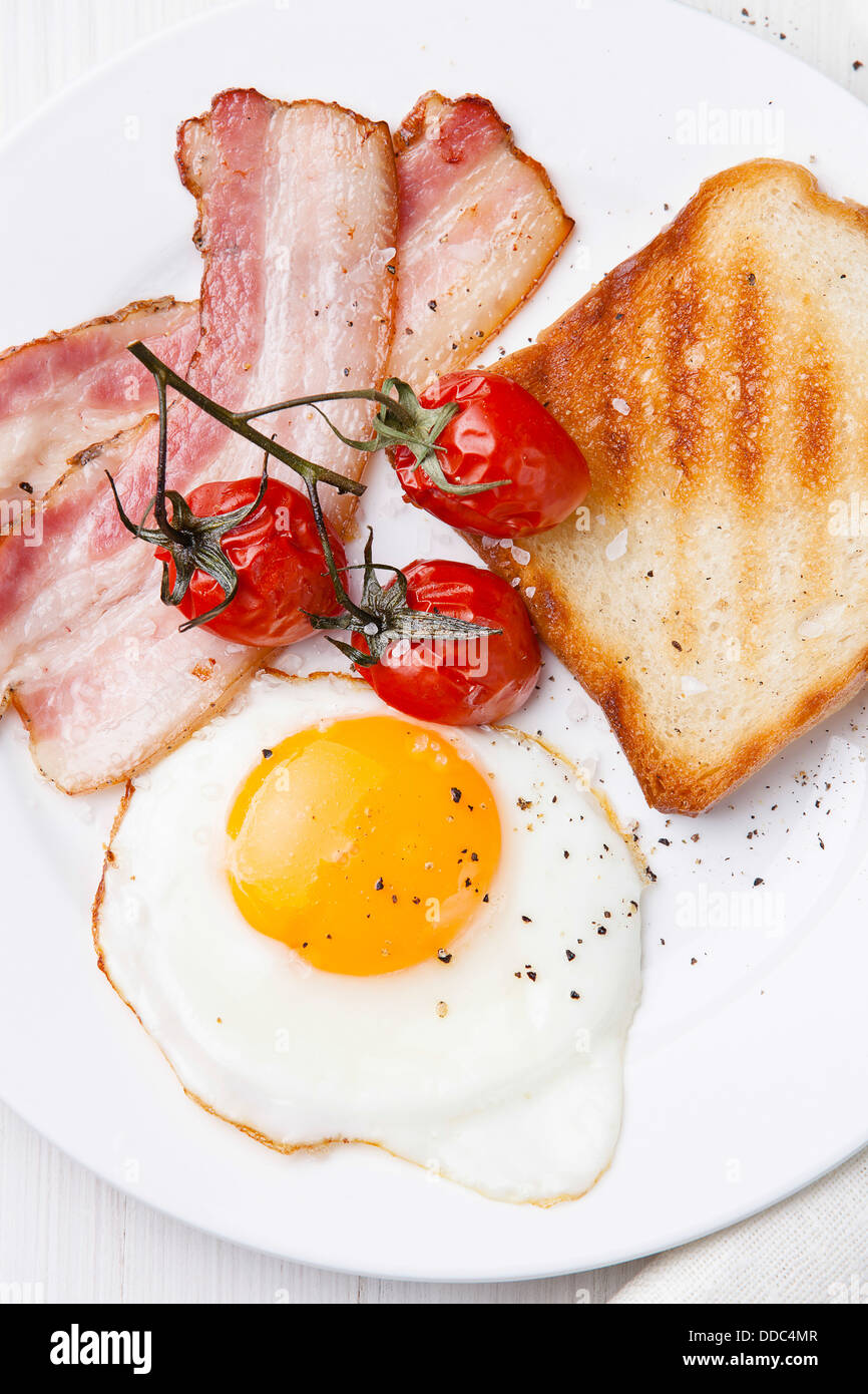 Breakfast with Fried egg and bacon on plate Stock Photo - Alamy
