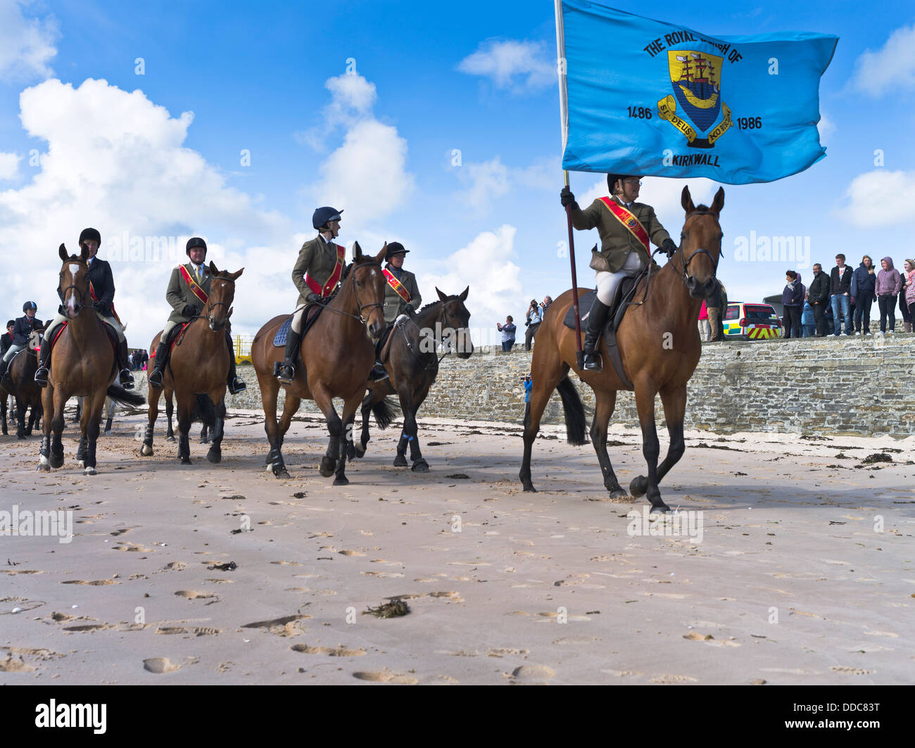 dh Scapa Beach SCAPA ORKNEY Riding of the Marches horses Royal burgh of Kirkwall flag people orkneys islands Stock Photo