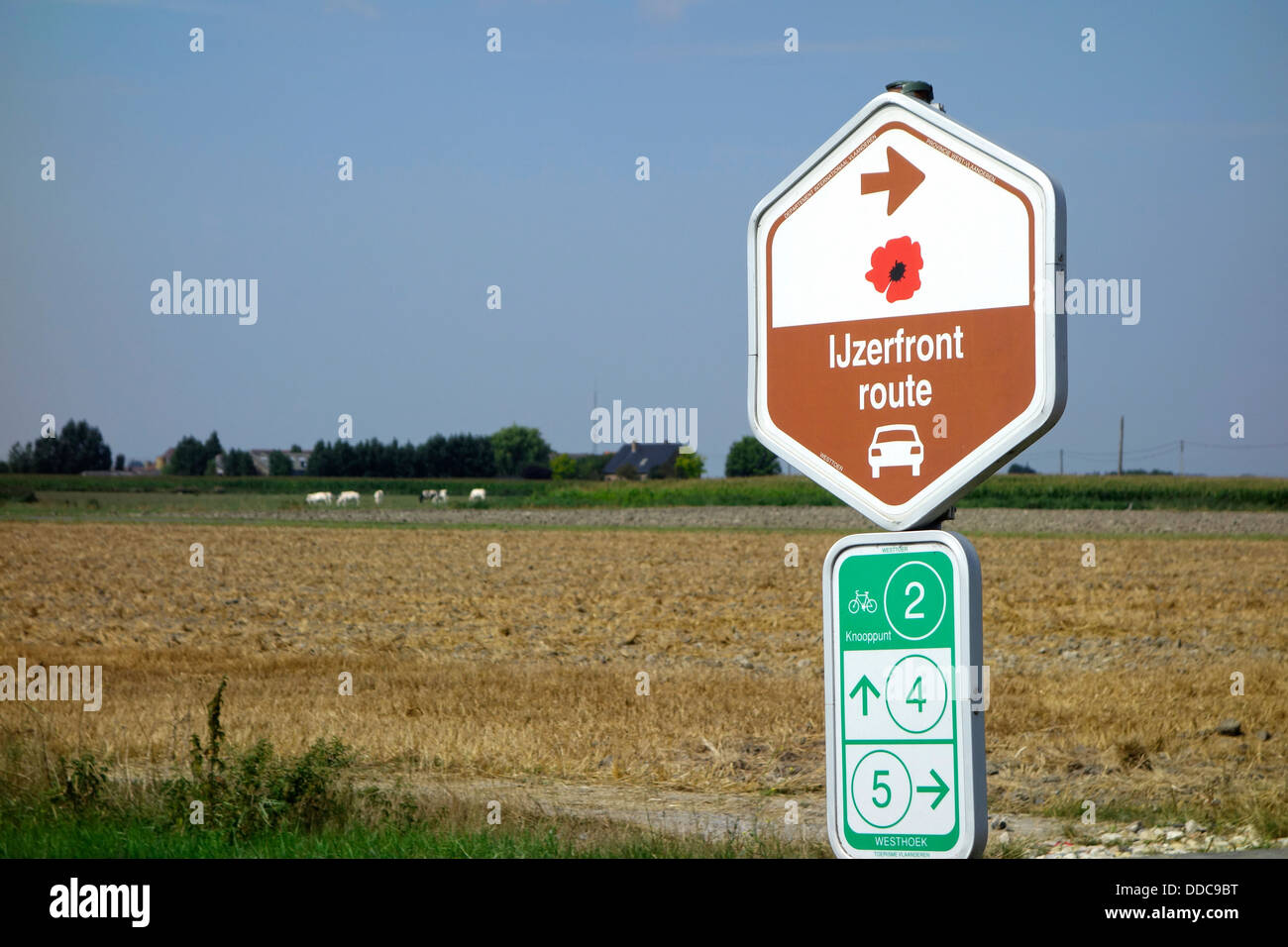 Signpost for First World War One IJzerfrontroute / Yser front battlefields car route and cycling tours, West Flanders, Belgium Stock Photo